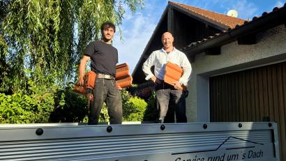 Bild: Udo Lanz
Dackdeckergeselle Maik Köstler (links) steht mit Dachdeckermeister Michael Kliewer (rechts) auf der Ladefläche eines Lastwagens: Zu zweit oder zusammen mit Firmeninhaber Manfred Meyer sind sie auf Dächern in der Region im Einsatz.