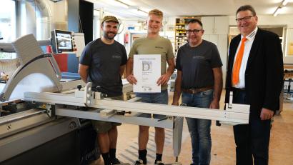 Bild: Rudolf Hirsch 
Die Schreinermeister Julian und Reinhold Kemptner sowie Innungsobermeister Werner Schönberger (von links) gratulierten Kammersieger Bastian Scharf (zweiter von links).