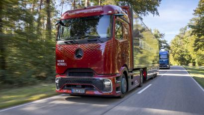 Bild: Dirk Weyhenmeyer/Mercedes-Benz-Trucks
Im Industriepark von Cheb soll ab Anfang 2027 das neue Mercedes-Benz-Truck-Werk gebaut werden. Geplant sind rund 25.000 Lkw pro Jahr im Zweischichtbetrieb.