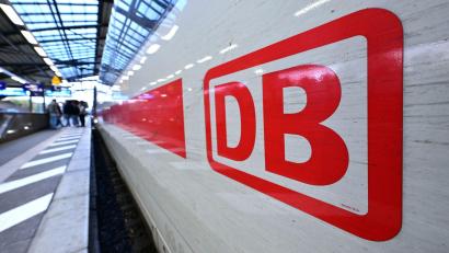 Archivbild: Martin Schutt/dpa
Die Bahn dürfte ihr Pünktlichkeitsziel auch in diesem Jahr deutlich verfehlen.
