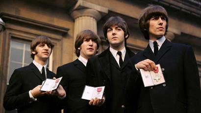 Bild: Pa/PA Wire/dpa
Während der Aufnahmen zu „Rubber Soul“ erhielten die Beatles von Königin Elizabeth II. den MBE-Orden. (Archivbild)