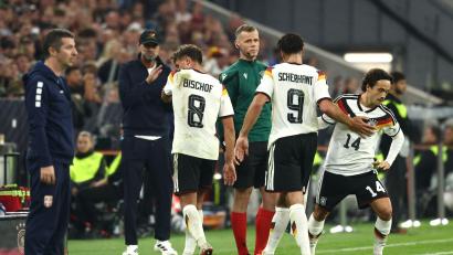 Bild: Christian Charisius/dpa
Mika Baur (rechts) wird im Spiel gegen Serbien in der 75. Minute eingewechselt. Er ist damit der 1000. Nationalspieler in der Geschichte des deutschen Fußball-Bundes.