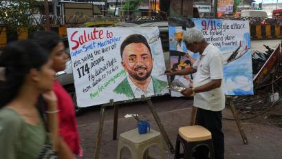 Bild: Rafiq Maqbool/AP/dpa
Ein Lehrer in Mumbai malt ein Porträt zu Ehren des indischen Piloten Smit Machchhar, der bei der Gewalttat verletzt wurde.