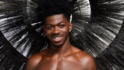 Bild: Evan Agostini/Invision/AP/dpa
Nach einer schlagzeilenträchtigen Festnahme im vergangenen Jahr ist US-Sänger Lil Nas X mit einer neuen Single zurückgekehrt. (Archivbild)