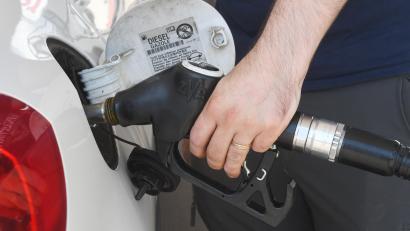 Symbolbild: Gabi Schönberger
Mit einem Kampfpreis von 1,79 Euro pro Liter sicherte sich eine Tankstelle in Bodenwöhr kurzfristig den günstigsten Sprit im Landkreis Schwandorf nach der Einführung des Tankrabatts.