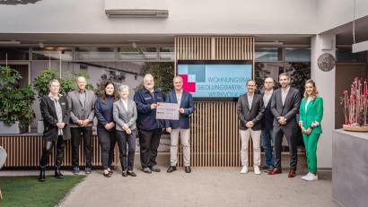 Bild: Michael Golinski, Stadt Amberg
Spendenübergabe an den Besuchs- und Begleitdienst Malteser Hilfsdienst in den Räumen der Wohnungsbau und Siedlungswerk "Werkvolk": (von links): Andrea Schuppe (Seniorenbeauftragte/Werkvolk), Martin Reinhardt (Leiter des Amtes für soziale Angelegenheiten), Dora Praller (Malteser Hilfsdienst), Birgit Hübner (Leiterin der Fachstelle für pflegende Angehörige der Stadt Amberg/Malteser Hilfsdienst), Carsten-Armin Jakimowicz (Stadt- und Kreisbeauftragter/Malteser Hilfsdienst), Steffen Schulze (Technischer Vorstand/Werkvolk), Wolfgang Erb (Kaufmännischer Vorstand/Werkvolk), Peter Braun (Technischer Vorstand/Werkvolk), Oberbürgermeister Michael Fritz und Elisabeth Triller (Leiterin der Freiwilligenagentur).
