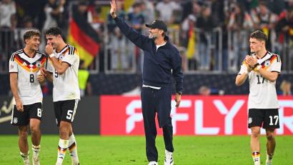 Bild: Tom Weller/dpa
Jürgen Klopp mit seinem famosen Mittelfeld-Trio nach dem Spiel.