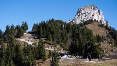 Bild: Sven Hoppe/dpa
An der Kampenwand darf laut Gerichtsurteil eine neue Bergbahn gebaut werden. (Archivbild)