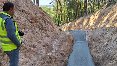 Bild: bl
Wie ein Wasserfall aus Beton wirkt diese Verfüllung eines Stollens aus der Stullner Bergbau-Ära.