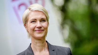 Bild: Kay Nietfeld/dpa
Beim Tanzen kann Mecklenburg-Vorpommerns Ministerpräsidentin Manuela Schwesig (SPD) die Kontrolle abgeben. (Archivbild)