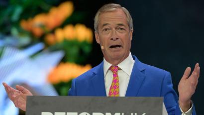 Bild: Thomas Krych/AP/dpa
Der Vorsitzende von Reform UK, Nigel Farage, soll den Ermittlern zufolge auch ein mögliches Anschlagsziel gewesen sein. (Archivbild)
