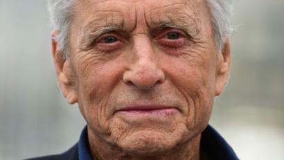 Bild: Christophe Simon/3p-afp/dpa
Manch atemberaubender Frau ist US-Schauspieler Michael Douglas schon nahe gekommen - vor und hinter der Kamera, wie er in seinen Memoiren nun verrät. (Archiv)
