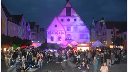 Bild: Ernst Frischholz
Am Freitagabend sorgte das Altstadtfest für entspannte Atmosphäre rund um das illuminierte Alte Rathaus.