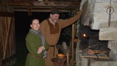 Bild: Josef Rosner
Dieses Mittelalterpaar aus Selbitz und Dresden zeigte, wie es am offenen Feuer sein Abendessen zubereitet.