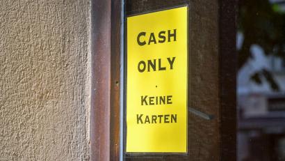 Bild: Jens Kalaene/dpa
Manche Geschäfte und Restaurant akzeptieren nur Bargeld. (Archivbild)
