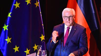 Bild: Sina Schuldt/dpa-Pool/dpa
Bundespräsident Frank-Walter Steinmeier spricht beim Festakt zum Tag der Deutschen Einheit