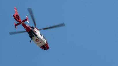 Symbolbild: Sebastian Gollnow/dpa
Mit lebensgefährlichen Verletzungen wurde der 14-jährige E-Scooter-Fahrer in eine Klinik geflogen.