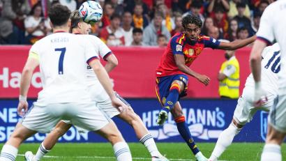 Bild: Manu Fernandez/AP/dpa
Lamine Yamal erzielt den Führungstreffer für Spanien.