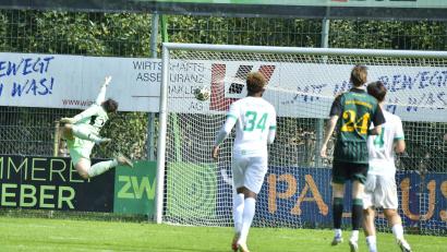 Bild: Hubert Ziegler
Das war der 1:1-Ausgleich für den TSV Neudrossenfeld durch Kilian Schabe (nicht im Bild), unhaltbar für den Ammerthaler Torhüter und Kapitän Christopher Sommerer (links). 
DJK Ammerthal - TSV Neudrossenfeld