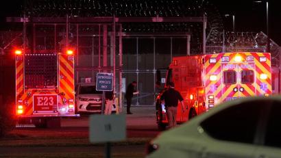 Bild: George Walker IV/AP/dpa
Rettungsfahrzeuge treffen in einer Hochsicherheitsanstalt in Nashville ein, nachdem die Hinrichtung von Christa Pike abgebrochen wurde.
