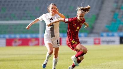 Bild: Ales Fevzer/dpa
Vivien Endemann (r) fehlt den deutschen Fußballerinnen. (Archivbild)