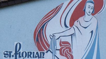 Bild: Robert Dotzauer
Mit St. Florian im Bunde beschützt die Pressather Wehr Haus, Ort und Land. Langjährige Aktive dürfen sich auf Kosten des Freistaates eine Woche im Feuerwehrheim in Bayerisch Gmain erholen. Die Stadt finanziert eine Begleitperson. Diese Praxis auf alle Rettungsdienstleistende auszuweiten, war dem Stadtrat dann doch zu viel des Guten.