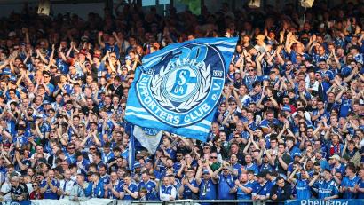Bild: Daniel Karmann/dpa
Schalke-Fans bei einem Fußballspiel - gut möglich, dass auch einige von ihnen schalke04 als Passwort auserkoren haben.