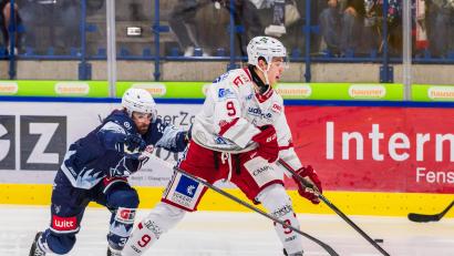 Bild: Werner Moller
Tommy Muck (links) von den Blue Devils Weiden gegen Pepino Langmeier (Eisbären Regensburg).