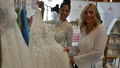 Bild: Josef Rosner
Selina Grant (links) und Hochzeitssängerin Heidi Reil warben für Brautmode von "Frau Brautkleid" aus Weiden.