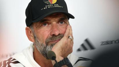 Bild: Christian Charisius/dpa
Das Kimmich-Thema nervt ihn: Jürgen Klopp bei der Pressekonferenz in Thessaloniki.