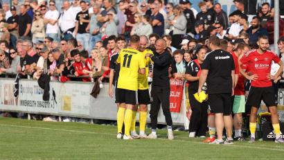 Bild: Dieter Jäschke
Matchwinner Johannes Renner (Zweiter von links) konnte sich bei seiner Auswechslung vor Umarmungen kaum retten. Auch Trainer Bobby Bafra (Dritter von links) herzte seinen spielenden Co-Trainer.