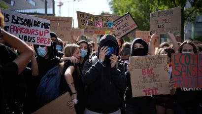Bild: Laurent Cipriani/AP/dpa
Trotz der Gewaltexzesse finden die Schülerproteste breite Unterstützung. (Archivbild)