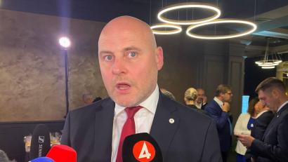 Bild: Alexander Welscher/dpa
Ministerpräsident Kulbergs hat mit seinem Bündnis die Wahl in Lettland klar gewonnen.