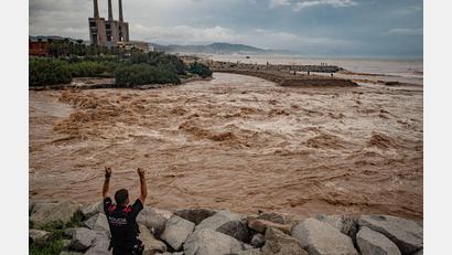 Bild: Jordi Boixareu/ZUMA Press Wire/dpa
Wassermassen ergießen sich an der Mündung des normalerweise ruhigen Flusses Besòs nördlich von Barcelona ins Mittelmeerr.