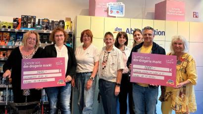 Bild: Nadja Baric
Die Akteure bei der Spendenübergabe (von links): Maria Kämpf, Elisabeth Zeiler (Selbsthilfegruppe Schlaganfall e.V.), Heike Dietrich, Matthias Koch, Evi Weiß, Regina Männer (dm-Drogeriemarkt), Andreas Hruschka und Regina Bittner (Zusammen erreichen wir mehr e.V.).
