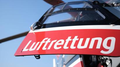 Symbolbild: Bernd Weißbrod/dpa
Mit einem Hubschrauber bringen Sanitäter die Motorradfahrerin in eine Klinik.
