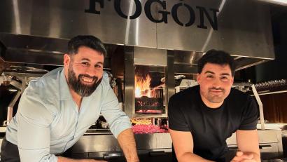 Bild: Marcus Christoph/dpa
Das Restaurant "Fogón Asado" von Sebastián Cardamoni (l) und Alex Pels ist laut der Reise-App Tripadvisor das beste Restaurant der Welt.