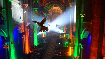 Bild: Helmut Kunz
Lichtinstallationen und Strahler tauchen den Kirchenraum in immer neue Farben und Stimmungen. Für die musikalische Vielfalt sorgen Lars Amann und Johanna Müller mit Orgelwerken aus unterschiedlichen Epochen. Tom Zilbauer und Stefan Schultes setzen mit ihren Improvisationen eigene Akzente.