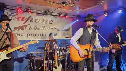 Bild: Sabine Mende 
"Capone und die Prohibition Band" sorgten im "Kulturbahnhof Parapluie" für Stimmung.