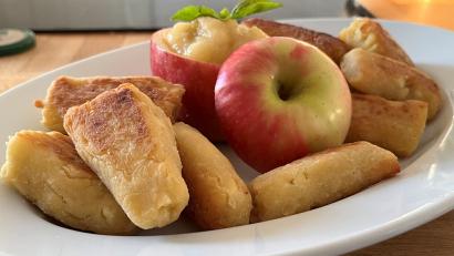 Bild: Michael Schiffer
Die Baunzn werden aus Kartoffelteig gemacht und im Ofen fertig gebacken. Dazu gibt es Apfelmus.