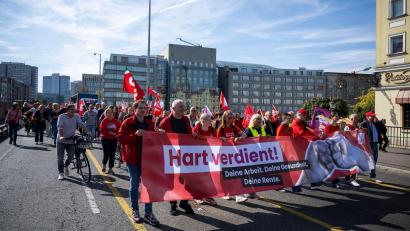 Bild: Christophe Gateau/dpa
Im September demonstrierten Zehntausende auf DGB-Demos gegen Sozialabbau, nun warnen DGB und andere Verbände vor konkreten Kürzungsplänen. (Archivbild)
