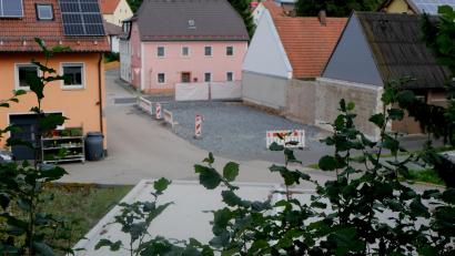 Bild: Fred Lehner
Die bestehende Baulücke in der Flossenbürger Straße soll durch die Ausweisung von Parkpätzen mit Straßenverbreiterung und Gehweg im Haushaltsjahr 2027 geschlossen werden.