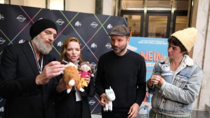 Bild: Sebastian Willnow/ dpa/dpa
Der Cast des Films „Das NEINhorn“ war bei der Premiere dabei.