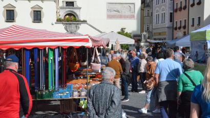 Bild: Helmut Kunz
Der Michaelimarkt ist gut besucht. Bei den Händlern ist die Stimmung gemischt: Man beobachtet, dass die Menschen zwar flanieren, aber immer seltener kaufen.