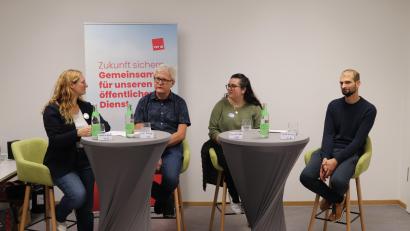 Bild: Corinna Groth
Kathrin Birner, Dieter Pilhofer, Sara Winter und Christian Braun (von links) zeigten bei der Langen Nacht der Demokratie, dass Demokratie nicht an der Stempeluhr endet.