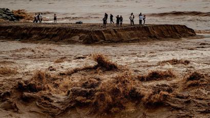 Bild: Jordi Boixareu/ZUMA Press Wire/dpa
Sintflutartiger Regen lässt Fluss Besòs bei Barcelona anschwellen
