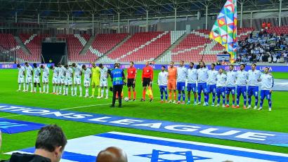 Bild: Zsolt Czegledi/MTI via AP/dpa
Das Spiel Israel gegen Irland ist auch politisch aufgeladen. (Archivbild)
