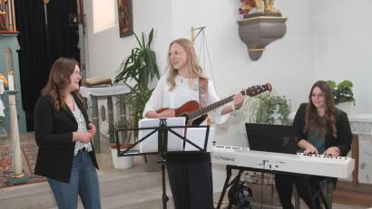 Bild: Josef Pilfusek
Hannah, Alexandra und Annika (von links) begeistern mit musikalischer und gesanglicher Bandbreite.