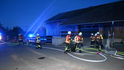 Bild: Kerstin Kiener
Die Feuerwehren Bechtsrieth und Schirmitz bekämpften die Flammen von der Ostseiten der Stallungen.