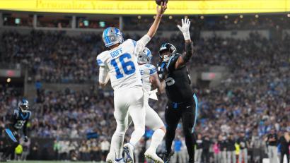 Bild: Jacob Kupferman/AP/dpa
Jared Goff (16) warf für 412 Yards, genug war das nicht gegen die Panthers.